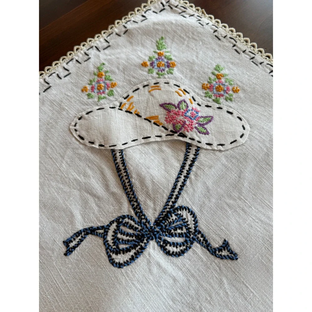 Vintage Embroidered Southern Belle Hat Floral Linen Tablecloth‎ Crochet Trim